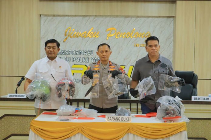 Kapolda Lampung Irjen Pol Helfi Assegaf saat merilis pengungkapan kasus curat ranmor yang menewaskan Bripka Arya Supena. Foto: Polri