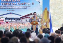 Di Depan Prabowo, Kapolri Bicara Panen Jagung 3,9 Juta Ton dan Target Lahan 1,37 Juta Hektar Kapolri Listyo Sigit Prabowo menyampaikan laporan hasil panen raya jagung Polri di hadapan Presiden Prabowo Subianto dalam acara di Kabupaten Tuban, Jawa Timur. Foto: Polri
