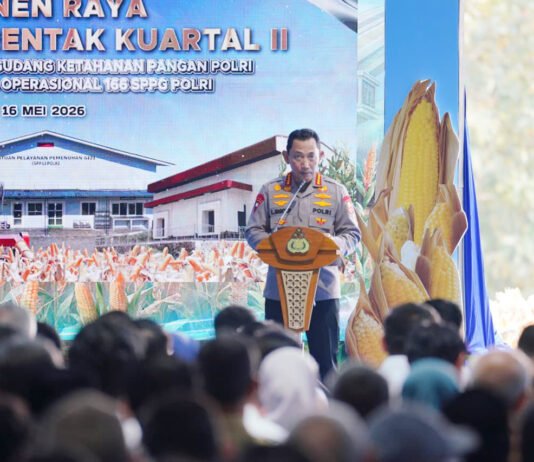 Di Depan Prabowo, Kapolri Bicara Panen Jagung 3,9 Juta Ton dan Target Lahan 1,37 Juta Hektar Kapolri Listyo Sigit Prabowo menyampaikan laporan hasil panen raya jagung Polri di hadapan Presiden Prabowo Subianto dalam acara di Kabupaten Tuban, Jawa Timur. Foto: Polri