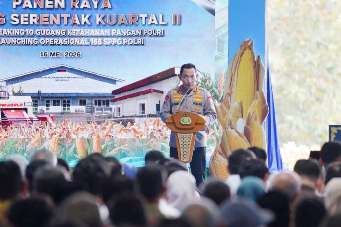 Kapolri Listyo Sigit Prabowo menyampaikan laporan hasil panen raya jagung Polri di hadapan Presiden Prabowo Subianto dalam acara di Kabupaten Tuban, Jawa Timur. Foto: Polri