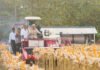 Prabowo di Tuban: Polri Kerap Dicibir, Tapi Panen Jagung Kini Bicara Hasil Presiden Prabowo Subianto mengendarai traktor saat menghadiri panen raya jagung serentak di lahan pertanian Kabupaten Tuban, Jawa Timur. Foto: Harnas.id