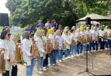 Komunitas Angklung Srikandi Bogor Baru Memukau Pengunjung saat HUT Kebun Raya Bogor Komunitas Angklung Srikandi Bogor Baru tampil menghibur pengunjung di kawasan Danau Gunting, Kebun Raya Bogor, dalam rangka HUT ke-209 Kebun Raya Bogor. Foto: Harnas.id