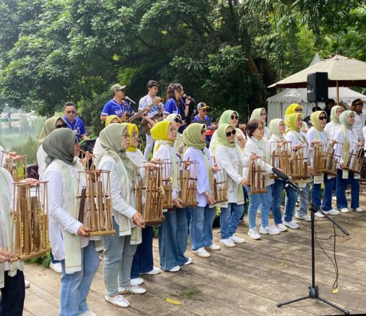 Komunitas Angklung Srikandi Bogor Baru Memukau Pengunjung saat HUT Kebun Raya Bogor Komunitas Angklung Srikandi Bogor Baru tampil menghibur pengunjung di kawasan Danau Gunting, Kebun Raya Bogor, dalam rangka HUT ke-209 Kebun Raya Bogor. Foto: Harnas.id