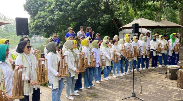 Komunitas Angklung Srikandi Bogor Baru Memukau Pengunjung saat HUT Kebun Raya Bogor Komunitas Angklung Srikandi Bogor Baru tampil menghibur pengunjung di kawasan Danau Gunting, Kebun Raya Bogor, dalam rangka HUT ke-209 Kebun Raya Bogor. Foto: Harnas.id