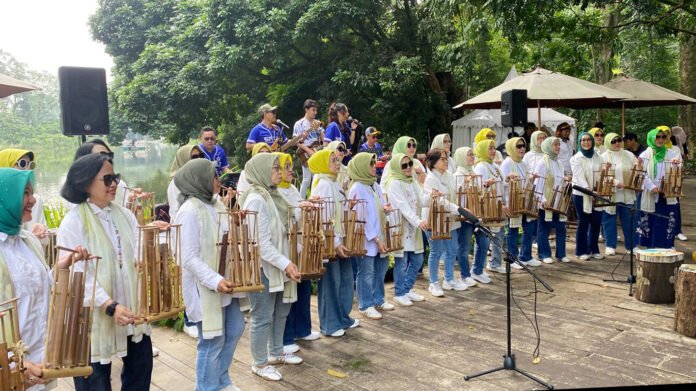 Komunitas Angklung Srikandi Bogor Baru tampil menghibur pengunjung di kawasan Danau Gunting, Kebun Raya Bogor, dalam rangka HUT ke-209 Kebun Raya Bogor. Foto: Harnas.id
