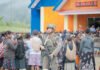 Ops Damai Cartenz Kawal Peresmian Gereja di Kiwirok, Pendekatan Humanis Jadi Sorotan Personel Satgas Operasi Damai Cartenz 2026 melakukan pengamanan saat peresmian Gereja Injil Indonesia di Distrik Kiwirok, Pegunungan Bintang. Foto: Satgas Cartenz
