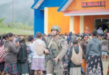 Ops Damai Cartenz Kawal Peresmian Gereja di Kiwirok, Pendekatan Humanis Jadi Sorotan Personel Satgas Operasi Damai Cartenz 2026 melakukan pengamanan saat peresmian Gereja Injil Indonesia di Distrik Kiwirok, Pegunungan Bintang. Foto: Satgas Cartenz