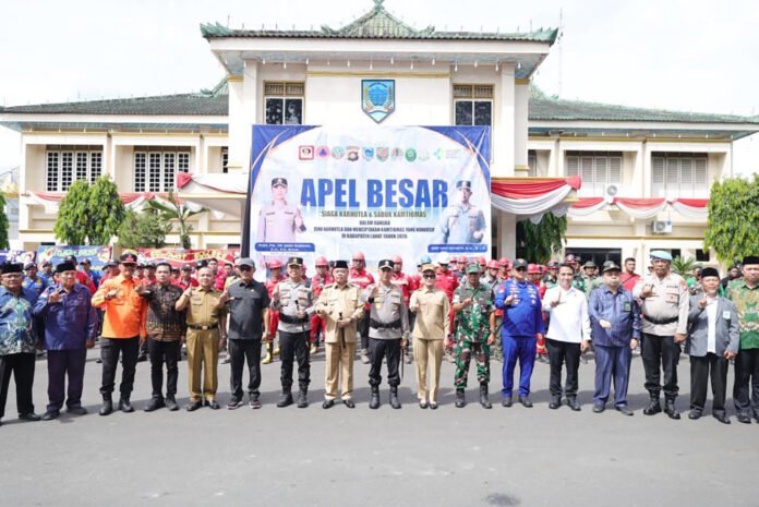Sandi Nugroho memimpin Apel Besar Siaga Karhutla dan Sabuk Kamtibmas di Mapolres Lahat, Sumatera Selatan. Foto: Polri