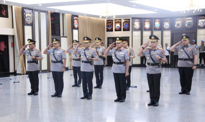 Listyo Sigit Prabowo memimpin pelantikan dan serah terima jabatan sejumlah pejabat utama Mabes Polri serta Kapolda di Rupattama Mabes Polri, Jakarta. Foto: Polri