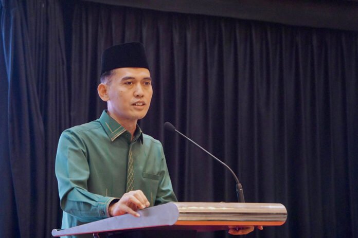 Musyrif Diny Kemenhaj RI Prof Asrorun Niam Sholeh menyampaikan pesan keagamaan kepada jamaah haji Indonesia di Makkah Al-Mukarramah. Foto: Harnas.id