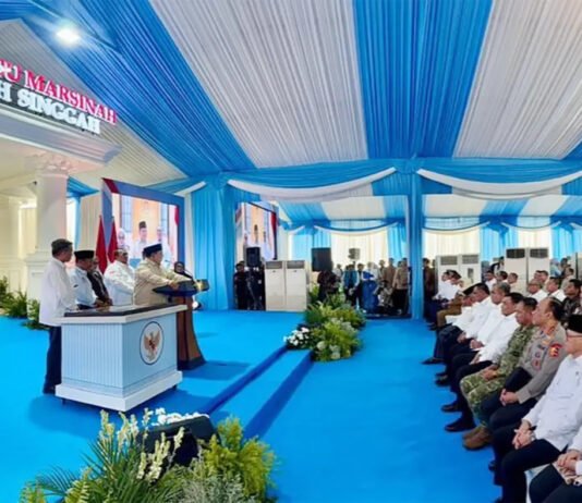 Didampingi Panglima TNI, Prabowo Resmikan Museum Marsinah di Nganjuk Prabowo Subianto didampingi Agus Subiyanto saat meresmikan Museum Ibu Marsinah dan Rumah Singgah di Nganjuk, Jawa Timur. Foto: Istimewa