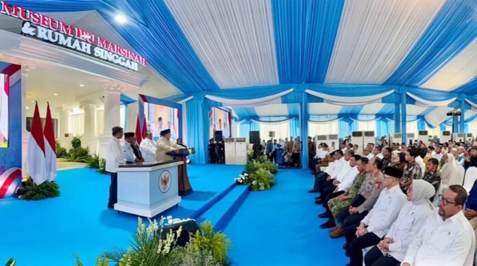 Prabowo Subianto didampingi Agus Subiyanto saat meresmikan Museum Ibu Marsinah dan Rumah Singgah di Nganjuk, Jawa Timur. Foto: Istimewa
