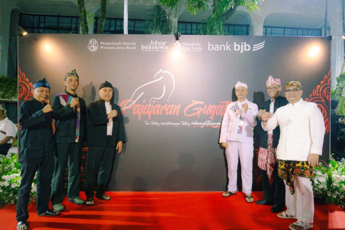 Pertunjukan drama kolosal Pajajaran Gugat di Halaman Gedung Sate, Bandung. Foto: Dok. Pemprov Jabar