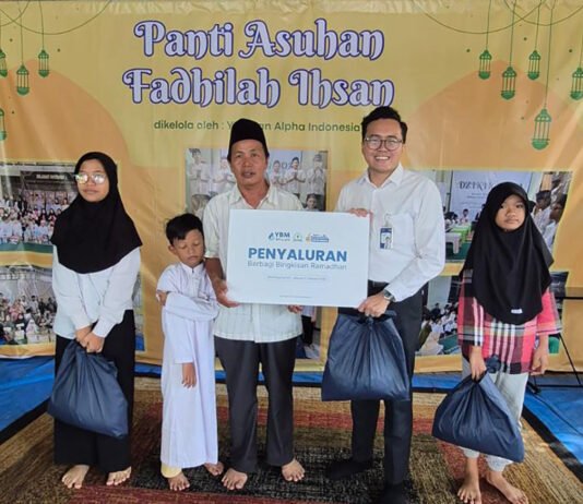 BRI KC Mabes TNI Cilangkap Salurkan Bantuan ke Yayasan Fadhilah Ihsan Cipayung Penyaluran paket sembako BRI KC Mabes TNI Cilangkap kepada Yayasan Fadhilah Ihsan Cipayung. Foto: Humas BRI
