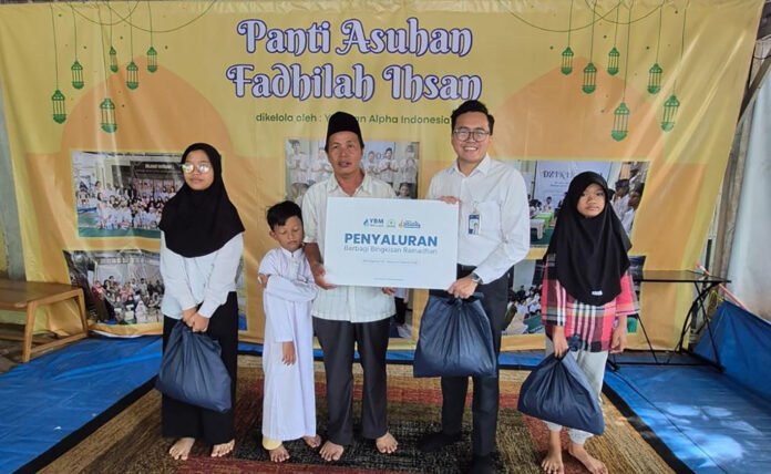 Penyaluran paket sembako BRI KC Mabes TNI Cilangkap kepada Yayasan Fadhilah Ihsan Cipayung. Foto: Humas BRI Penyaluran paket sembako BRI KC Mabes TNI Cilangkap kepada Yayasan Fadhilah Ihsan Cipayung. Foto: Humas BRI