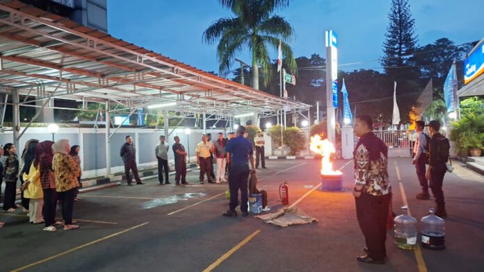 Sosialisasi penanggulangan kebakaran di Kantor BRI Cabang Depok bersama Damkar Kabupaten Bogor. Foto: Humas BRI