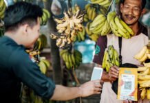 Bank Mandiri Genjot KUR Rp14,54 Triliun, Sektor Pertanian Masih Jadi Tumpuan Aktivitas layanan perbankan Bank Mandiri terkait penyaluran Kredit Usaha Rakyat bagi pelaku UMKM. Foto: Bank Mandiri