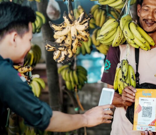 Bank Mandiri Genjot KUR Rp14,54 Triliun, Sektor Pertanian Masih Jadi Tumpuan Aktivitas layanan perbankan Bank Mandiri terkait penyaluran Kredit Usaha Rakyat bagi pelaku UMKM. Foto: Bank Mandiri