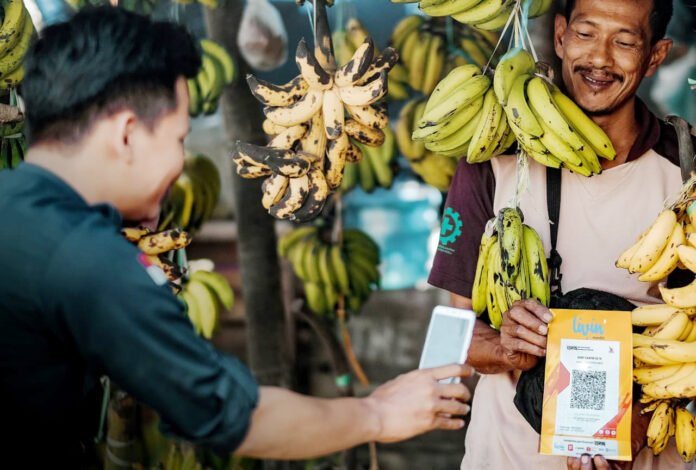 Aktivitas layanan perbankan Bank Mandiri terkait penyaluran Kredit Usaha Rakyat bagi pelaku UMKM. Foto: Bank Mandiri Aktivitas layanan perbankan Bank Mandiri terkait penyaluran Kredit Usaha Rakyat bagi pelaku UMKM. Foto: Bank Mandiri
