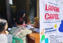 Disdukcapil Kota Bogor Jemput Bola ke Warga, Akta dan KTP Kini Dikejar Sampai Malam Suasana pelayanan dan sosialisasi administrasi kependudukan Disdukcapil Kota Bogor di Aula Kelurahan Sukadamai, Kecamatan Tanah Sareal. Foto: Pemkot Bogor