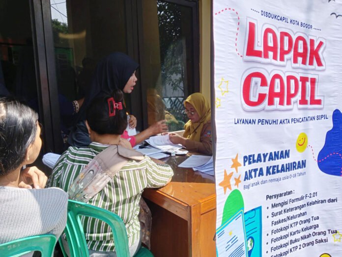 Suasana pelayanan dan sosialisasi administrasi kependudukan Disdukcapil Kota Bogor di Aula Kelurahan Sukadamai, Kecamatan Tanah Sareal. Foto: Pemkot Bogor