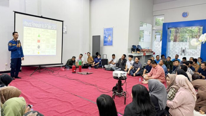 Pekerja BRI Cabang Bekasi Harapan Indah mengikuti sosialisasi penanggulangan kebakaran bersama Damkar Bekasi Harapan Indah. Foto: Humas BRI Pekerja BRI Cabang Bekasi Harapan Indah mengikuti sosialisasi penanggulangan kebakaran bersama Damkar Bekasi Harapan Indah. Foto: Humas BRI