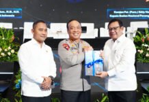 BNPT dan Densus 88 Soroti Ancaman Digital, Perlindungan Anak Jadi Fokus Bersama Penyerahan cendera mata dalam kegiatan bedah buku bertema perlindungan generasi muda di era digital yang digelar BNPT dan Densus 88 di Jakarta. Foto: Polri