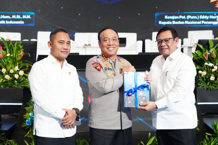 Penyerahan cendera mata dalam kegiatan bedah buku bertema perlindungan generasi muda di era digital yang digelar BNPT dan Densus 88 di Jakarta. Foto: Polri