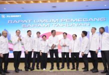 RUPST XLSMART 2026: Pascamerger Mulai Berbuah, Integrasi Jaringan Dikebut (ki-ka) Direktur & Chief Integration Officer XLSMART, Sanjay Vaghasia, Direktur & Chief Enterprise Strategic Relationship Officer XLSMART, Andrijanto Muljono, Direktur & Chief Strategy and Home Business Officer XLSMART, Feiruz Ikhwan, Direktur & Chief Commercial Officer XLSMART, David Arcelus Oses, Direktur & Chief Information Technology Officer XLSMART, Yessie D. Yosetya, Presiden Direktur & CEO XLSMART, Rajeev Sethi, Presiden Komisaris XLSMART, Arsjad Rasjid, Direktur & Chief Regulatory Officer XLSMART, Merza Fachys, Direktur & Chief People Officer XLSMART, Jeremiah Ratadhi, Direktur & Chief Financial Officer XLSMART, Antony Susilo, Direktur & Chief Technology Officer XLSMART, Shurish Subbramaniam dalam acara Rapat Umum Pemegang Saham Tahunan XLSMART 2026 di Kantor XLSMART Tower, Jakarta Selatan. Rabu (20/5). Foto: XLSMART