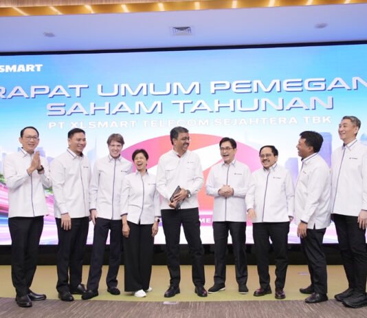 RUPST XLSMART 2026: Pascamerger Mulai Berbuah, Integrasi Jaringan Dikebut (ki-ka) Direktur & Chief Integration Officer XLSMART, Sanjay Vaghasia, Direktur & Chief Enterprise Strategic Relationship Officer XLSMART, Andrijanto Muljono, Direktur & Chief Strategy and Home Business Officer XLSMART, Feiruz Ikhwan, Direktur & Chief Commercial Officer XLSMART, David Arcelus Oses, Direktur & Chief Information Technology Officer XLSMART, Yessie D. Yosetya, Presiden Direktur & CEO XLSMART, Rajeev Sethi, Presiden Komisaris XLSMART, Arsjad Rasjid, Direktur & Chief Regulatory Officer XLSMART, Merza Fachys, Direktur & Chief People Officer XLSMART, Jeremiah Ratadhi, Direktur & Chief Financial Officer XLSMART, Antony Susilo, Direktur & Chief Technology Officer XLSMART, Shurish Subbramaniam dalam acara Rapat Umum Pemegang Saham Tahunan XLSMART 2026 di Kantor XLSMART Tower, Jakarta Selatan. Rabu (20/5). Foto: XLSMART