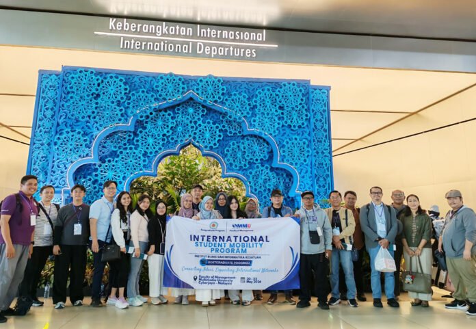 Suasana keberangkatan peserta International Student Mobility Program 2026 Program Pascasarjana IBI Kesatuan di bandara sebelum menuju Malaysia. Foto: Harnas.id Suasana keberangkatan peserta International Student Mobility Program 2026 Program Pascasarjana IBI Kesatuan di bandara sebelum menuju Malaysia. Foto: Harnas.id