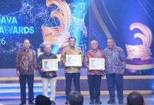ITS Diganjar Penghargaan Maritim, Kampus Pahlawan Mulai Bicara Dominasi Teknologi Laut Wakil Rektor III ITS Imam Baihaqi ST MSc PhD (dua dari kanan) mewakili ITS menerima penghargaan pada malam puncak East Java Maritime Awards 2026. Foto: Humas ITS