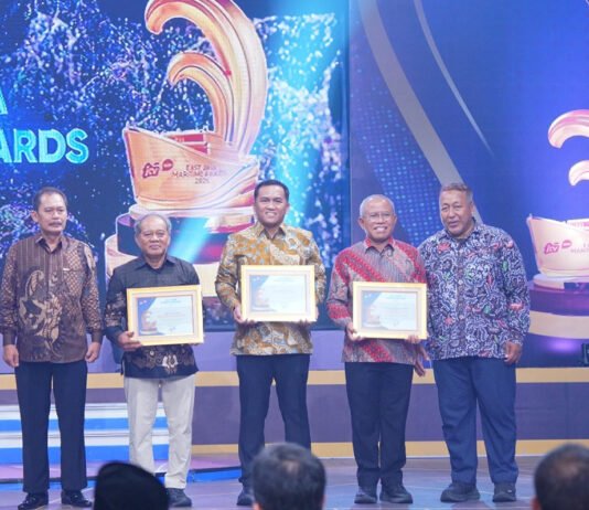 ITS Diganjar Penghargaan Maritim, Kampus Pahlawan Mulai Bicara Dominasi Teknologi Laut Wakil Rektor III ITS Imam Baihaqi ST MSc PhD (dua dari kanan) mewakili ITS menerima penghargaan pada malam puncak East Java Maritime Awards 2026. Foto: Humas ITS