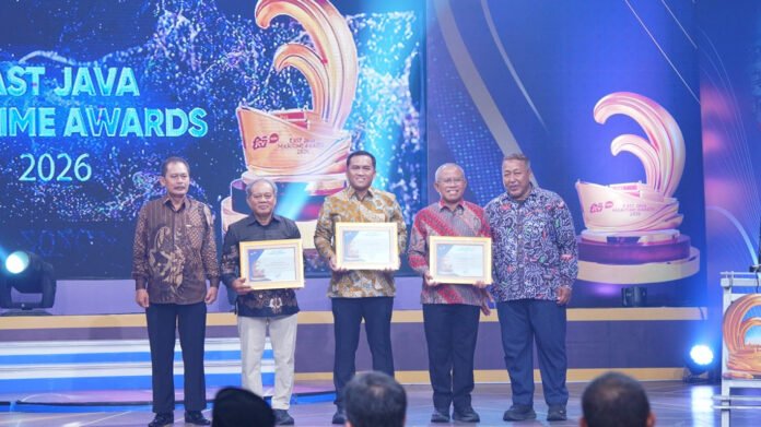 Wakil Rektor III ITS Imam Baihaqi ST MSc PhD (dua dari kanan) mewakili ITS menerima penghargaan pada malam puncak East Java Maritime Awards 2026. Foto: Humas ITS