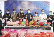 Bawang Impor Jalur Tikus Dibakar di Kalbar, Nilainya Nyaris Rp25 Miliar Setahun Petugas gabungan memusnahkan barang bukti bawang impor ilegal hasil penyelidikan kasus penyelundupan di Kalimantan Barat. Foto: Dok. Bareskrim Polri.