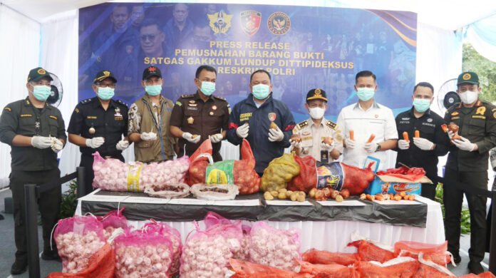 Petugas gabungan memusnahkan barang bukti bawang impor ilegal hasil penyelidikan kasus penyelundupan di Kalimantan Barat. Foto: Dok. Bareskrim Polri.