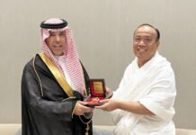 Jelang Puncak Haji 2026, Wakapolri Temui Otoritas Saudi Saat Kasus Haji Ilegal Masih Bermunculan Wakapolri saat melakukan pertemuan dengan otoritas keamanan Arab Saudi di Riyadh terkait pengamanan jemaah haji Indonesia. Foto: Harnas.id