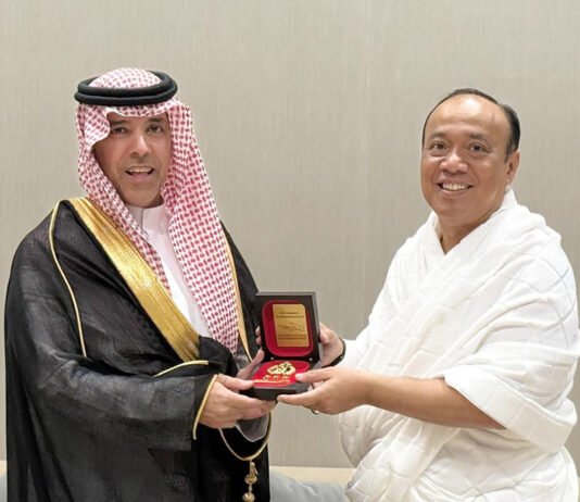Jelang Puncak Haji 2026, Wakapolri Temui Otoritas Saudi Saat Kasus Haji Ilegal Masih Bermunculan Wakapolri saat melakukan pertemuan dengan otoritas keamanan Arab Saudi di Riyadh terkait pengamanan jemaah haji Indonesia. Foto: Harnas.id