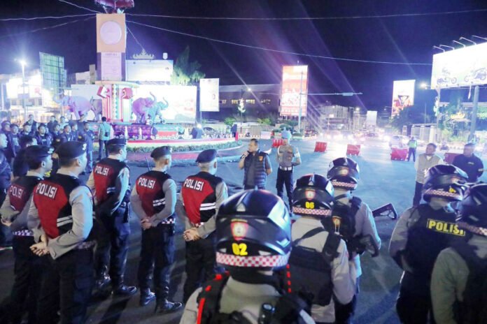 Personel Tim QR Presisi Polda Lampung saat melakukan patroli malam di wilayah rawan kriminalitas. Foto: Polri Personel Tim QR Presisi Polda Lampung saat melakukan patroli malam di wilayah rawan kriminalitas. Foto: Polri