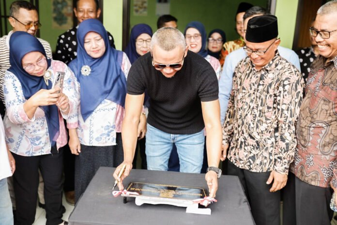 Wakil Wali Kota Bogor Jenal Mutaqin saat meresmikan sekretariat dan Posyandu Kenanga di Tanah Sareal. Foto: Pemkot Bogor