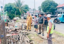 Drainase Kota Bogor Mulai Disorot, Pemkot Siapkan Normalisasi di Titik Langganan Banjir Petugas meninjau saluran drainase di salah satu titik rawan banjir di Kota Bogor. Foto: Pemkot Bogor