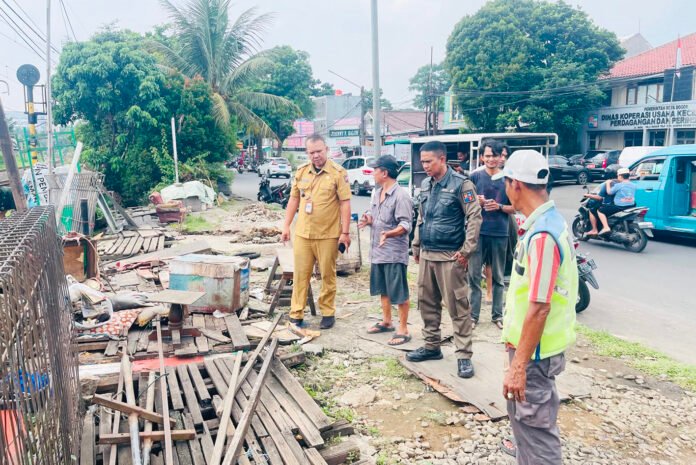 Petugas meninjau saluran drainase di salah satu titik rawan banjir di Kota Bogor. Foto: Pemkot Bogor Petugas meninjau saluran drainase di salah satu titik rawan banjir di Kota Bogor. Foto: Pemkot Bogor