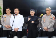 Titik SPPG Dijual Diam-Diam, BGN Gandeng Polri Kejar Oknum Nakal Wakil Kepala BGN dan Satgas MBG Polri saat memberikan keterangan terkait dugaan jual beli titik SPPG di Jakarta. Foto: BGN