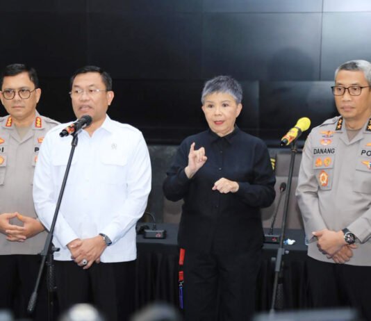 Titik SPPG Dijual Diam-Diam, BGN Gandeng Polri Kejar Oknum Nakal Wakil Kepala BGN dan Satgas MBG Polri saat memberikan keterangan terkait dugaan jual beli titik SPPG di Jakarta. Foto: BGN