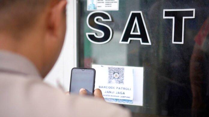 Personel kepolisian melakukan patroli berbasis QR Code di wilayah rawan kamtibmas di Lampung (dok. Polda Lampung) Personel kepolisian melakukan patroli berbasis QR Code di wilayah rawan kamtibmas di Lampung (dok. Polda Lampung)