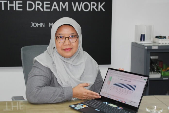 Kepala Subdirektorat Admisi dan Promosi Direktorat Pendidikan Sarjana dan Pascasarjana ITS Nani Kurniati ST MT PhD memaparkan grafik tingkat keketatan program studi di ITS pada jalur SNBT 2026. Foto: Humas ITS