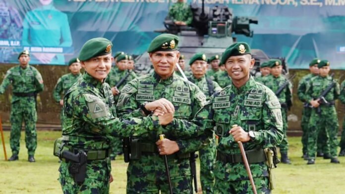 Pangdivif 1 Kostrad Mayjen TNI Ahmad Fikri Musmar menerima Brevet Kehormatan Kavaleri usai memimpin sertijab Danyonkav 1 Kostrad di Cijantung. (dok. Penkostrad)
