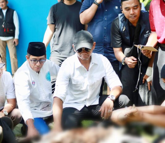 Sapi Kurban Presiden Masuk Kayumanis, Warga Bogor Kebagian Bantuan Hewan 1 Ton Wakil Wali Kota Bogor menyerahkan sapi bantuan Presiden kepada warga Kelurahan Kayumanis menjelang Iduladha 2026. Foto: Pemkot Bogor