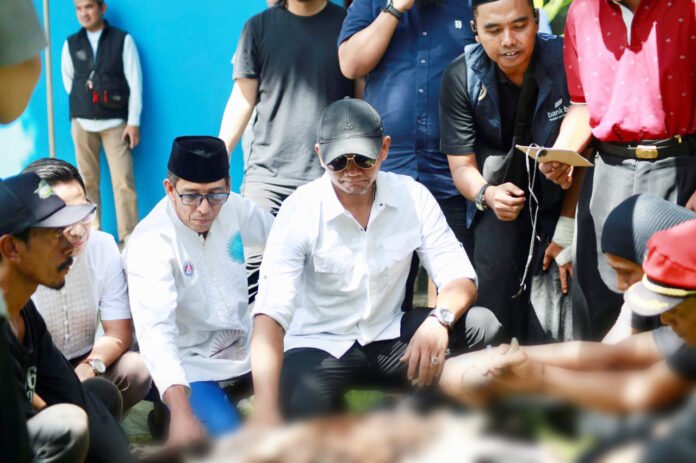 Wakil Wali Kota Bogor menyerahkan sapi bantuan Presiden kepada warga Kelurahan Kayumanis menjelang Iduladha 2026. Foto: Pemkot Bogor