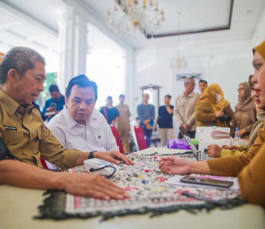 CKG SMART Mulai Jalan di Bogor, Pemkot Siapkan Jemput Bola sampai Sekolah dan Pesantren Wali Kota Bogor saat pencanangan program CKG SMART di Balai Kota Bogor. Foto: Pemkot Bogor